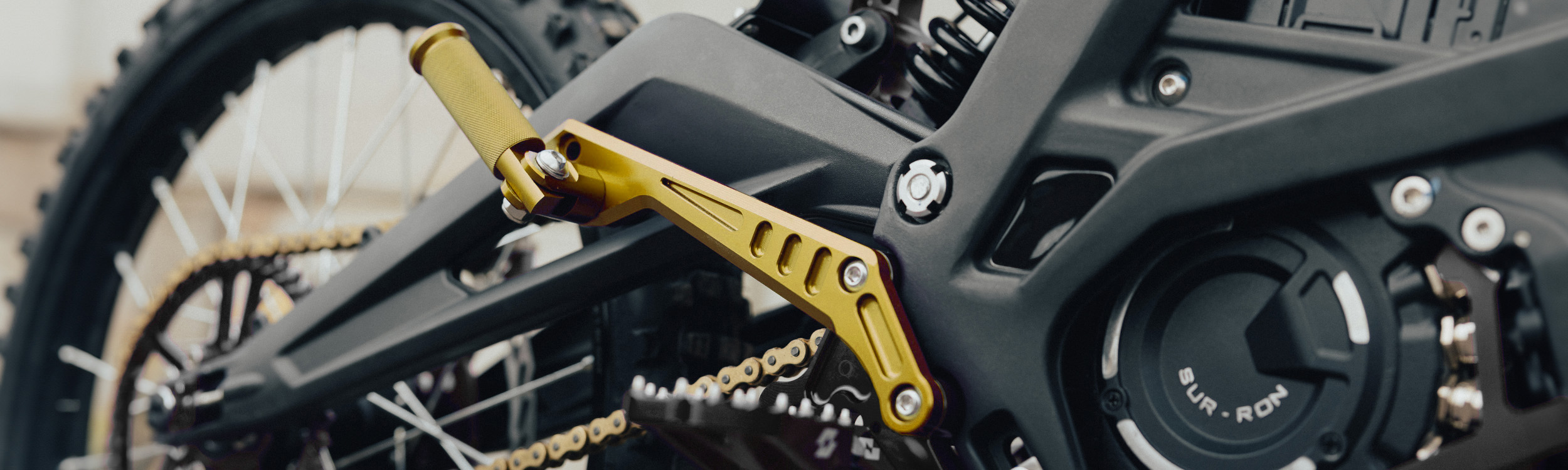 Full-E Charged Stunt Peg Set Gold